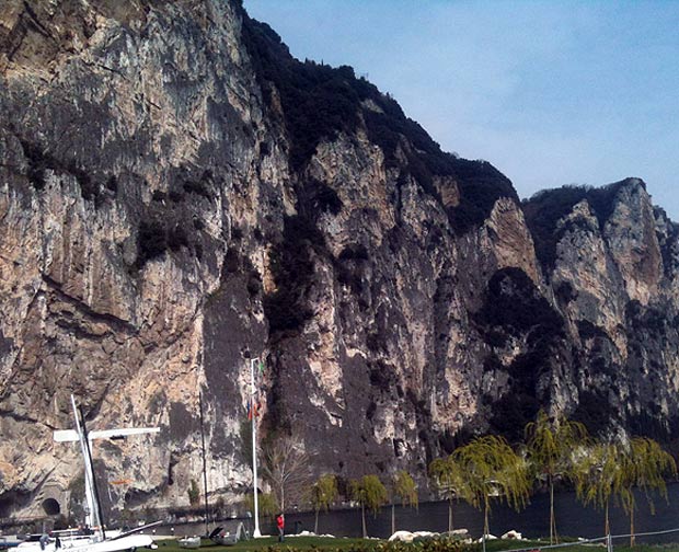 cliff_1731103a.jpg