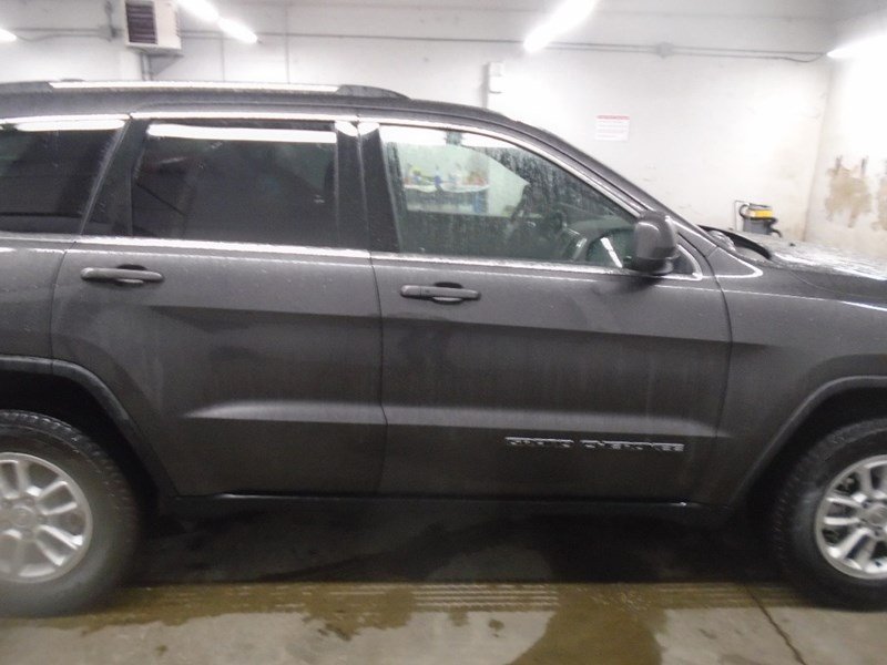 2019-Jeep-Grand-Cherokee-Laredo-91764-5_20191205121423001.jpeg