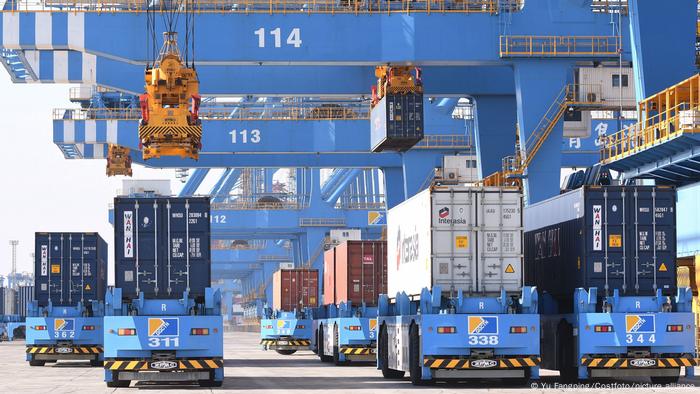 China | Containerhafen in Qingdao