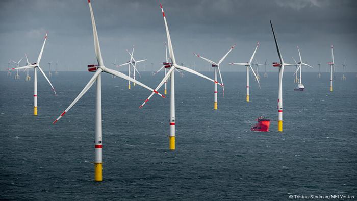 Deutschland Windkraftanlage in der Deutschen Bucht