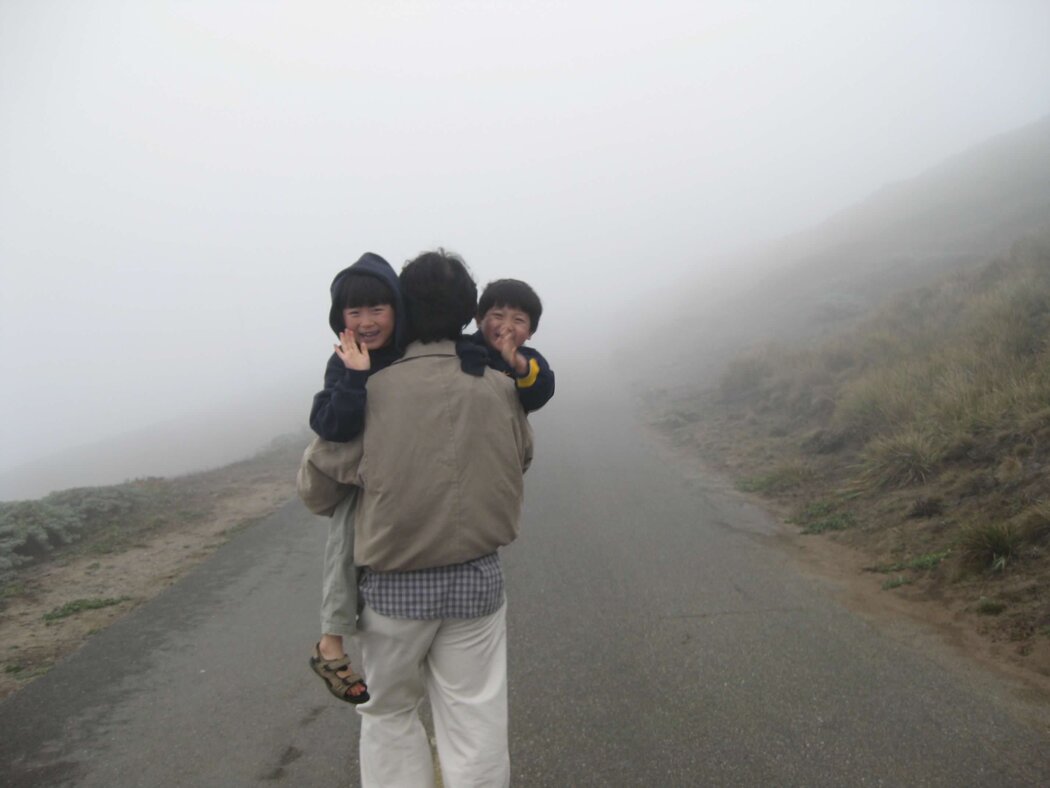 李翊云2007年拍的一张家庭照，照片中她的丈夫抱着他们的儿子——文森特（左）和詹姆斯。