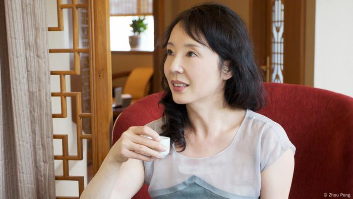 生活中“低需求”的严歌苓 让她能磊落的和中国电影工业说再见（资料图片）