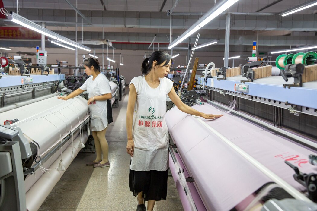 中国南通市的一家纺织厂。中国第二季度经济较去年同期增长了0.4%。