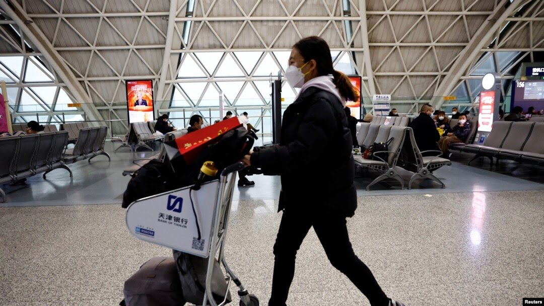 中国成都双流国际机场,旅客又带起了口罩。 中国成都双流国际机场,旅客又带起了口罩。