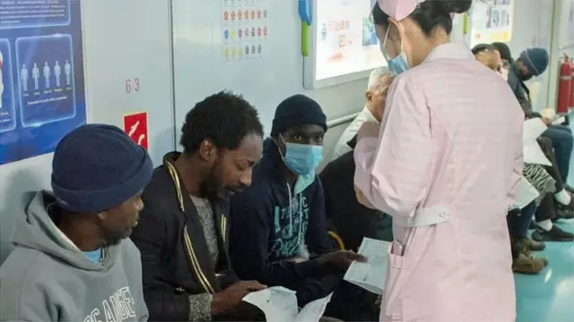 大量市民自周一起就在船上排队等待军医为他们提供服务。 大量市民自周一起就在船上排队等待军医为他们提供服务。