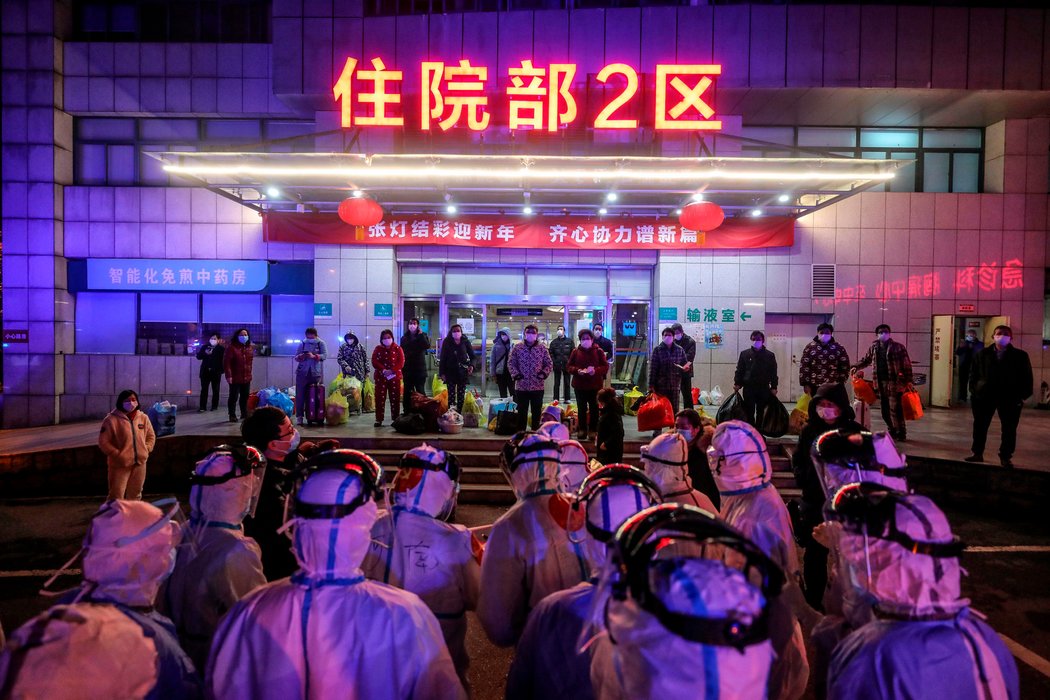 武汉一家医院的病人正在等待被转移到雷神山医院,这是一家新建成的医疗中心,用来应对在这座城市暴发的疫情。 武汉一家医院的病人正在等待被转移到雷神山医院,这是一家新建成的医疗中心,用来应对在这座城市暴发的疫情。