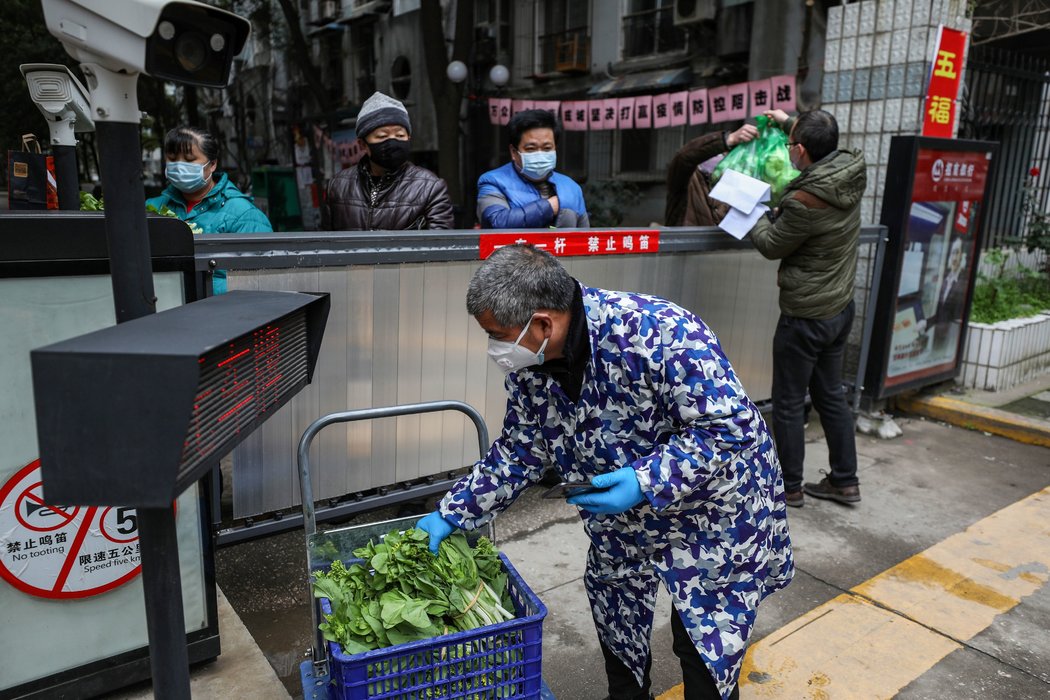 中国武汉一处隔离区内的日常用品递送。 中国武汉一处隔离区内的日常用品递送。