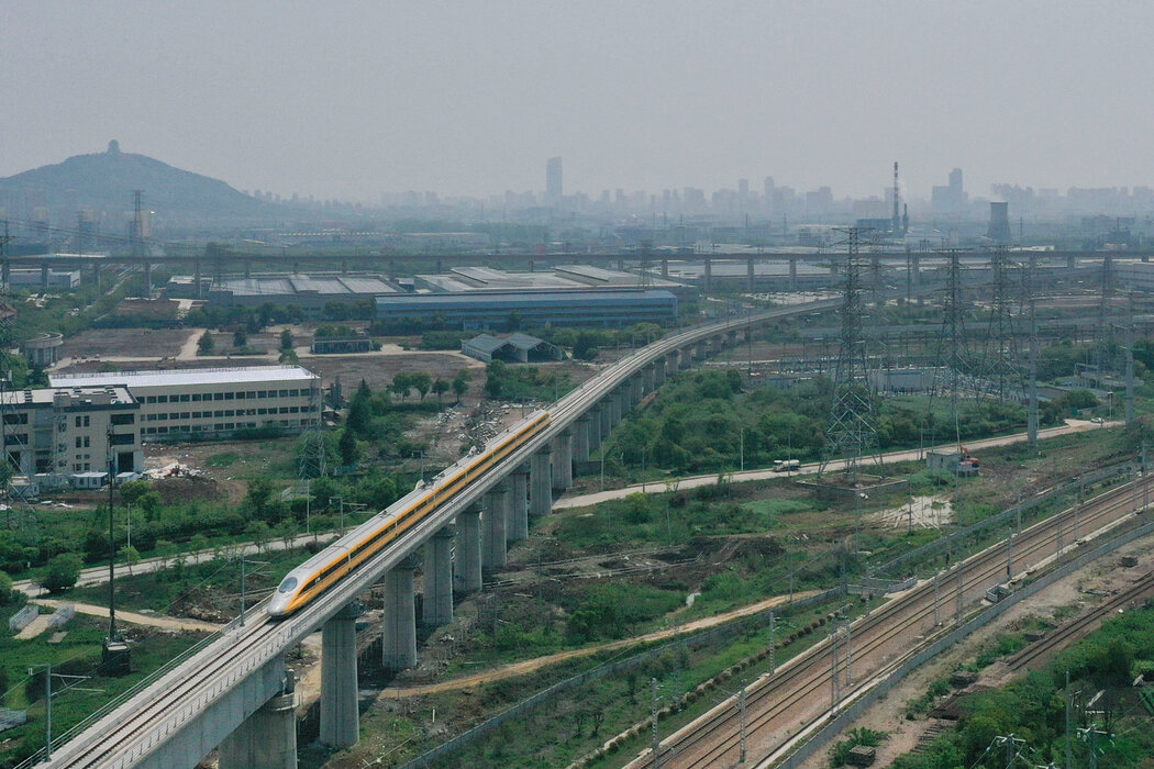 中国的高铁连结数百座城市,帮助政府赢得了人民的支持。 中国的高铁连结数百座城市,帮助政府赢得了人民的支持。