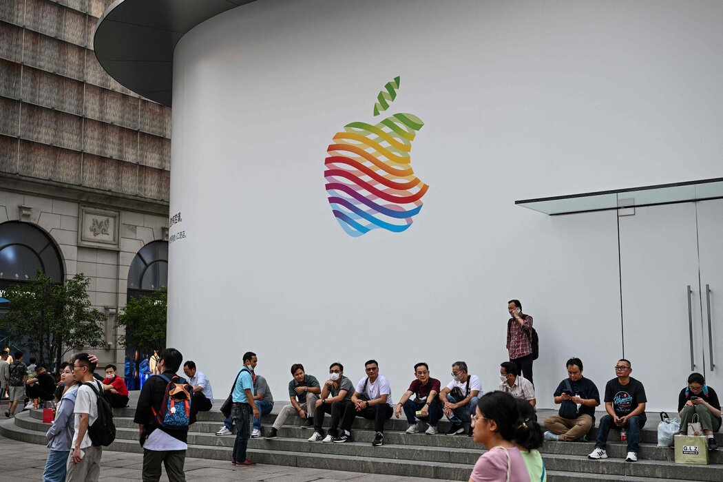 上海的一家苹果专卖店,摄于今年6月。中国政府说将禁止某些政府机构员工使用 iPhone后,苹果公司的股价下跌。 上海的一家苹果专卖店,摄于今年6月。中国政府说将禁止某些政府机构员工使用 iPhone后,苹果公司的股价下跌。