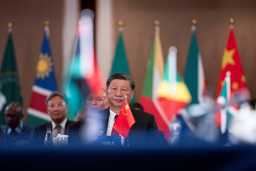 8月,在南非约翰内斯堡举行的金砖国家领导人峰会的最后一天,中国国家主席习近平出席中非领导人圆桌对话会。 8月,在南非约翰内斯堡举行的金砖国家领导人峰会的最后一天,中国国家主席习近平出席中非领导人圆桌对话会。
