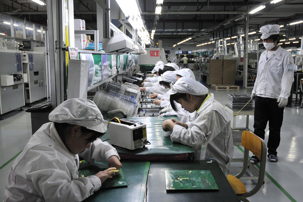 2010年,深圳富士康工厂的一条生产线。虽然已将部分生产转移至印度,但苹果的大部分iPhone都由中国制造。 2010年,深圳富士康工厂的一条生产线。虽然已将部分生产转移至印度,但苹果的大部分iPhone都由中国制造。