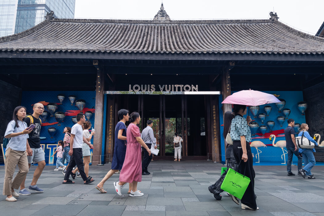 成都的人口在过去五年里增长了30%,达到2150万。 成都的人口在过去五年里增长了30%,达到2150万。