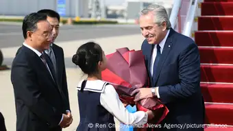 阿根廷总统费尔南德斯（Alberto Fernandez）17日抵达北京。阿根廷2022年才加入“一带一路”倡议，希望吸引中国投资该国的铁路、核能、太阳能和氢能源产业以及农业和数字化基础设施。中国对拉丁美洲的兴趣所在是绿色科技和采矿业。布宜诺斯艾利斯拉丁美洲社会科学学院的研究显示，中国企业已在阿根廷和智利投资数十个锂矿开采项目。