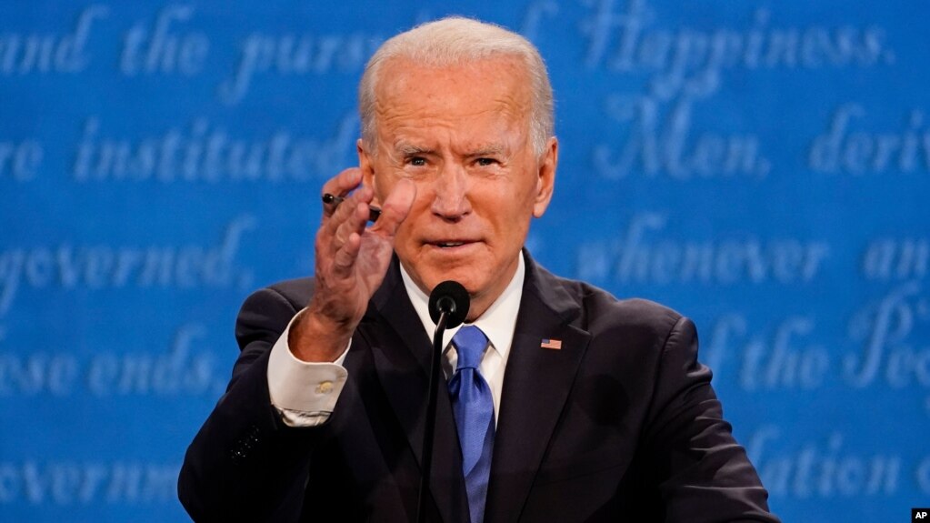 民主党总统候选人、前副总统乔·拜登(Joe Biden)在田纳西州纳什维尔的贝尔蒙特大学(Belmont University)举行的第二场也是最后一场总统辩论中发表讲话时做手势。(2020年10月22日)