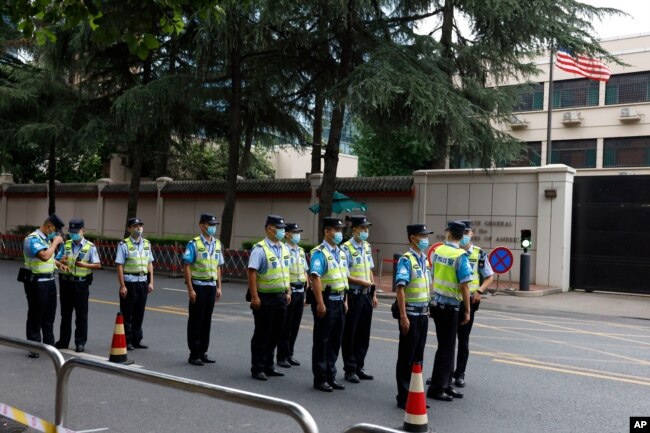 中国警察7月25日在美国驻成都领事馆外面执勤。