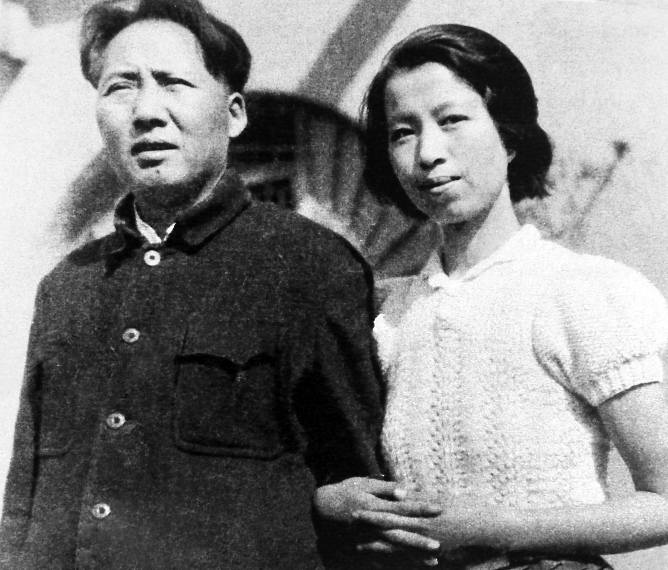Young_Jiang_Qing_with_Mao_in_Yan%27an.jpg