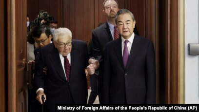 中共中央外事工作委员会办公室主任王毅在北京会晤到访的美国前国务卿基辛格。 （2023年7月19日）