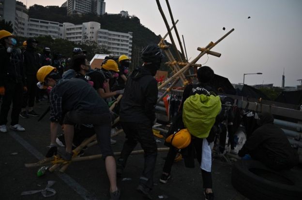 _109653558_barricades.jpg