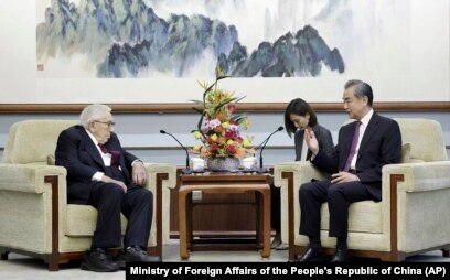 中共中央外事工作委员会办公室主任王毅在北京会晤到访的美国前国务卿基辛格。 （2023年7月19日）