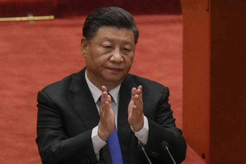 范世平發現習近平的臉似乎有些異狀，直指習的眼睛下方有一道長長的彎形壓痕，推測是戴特製口罩所留下的，「倘若真是如此，顯示習近平沒打疫苗，擔心被感染」。（美聯社）