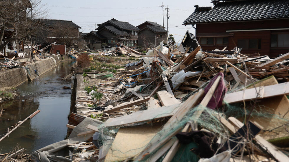 资料图片 ：日本经常遭遇地震，图为  2024 年 3 月 31 日，即新年地震和海啸发生三个月后，石川县能登市的废墟和受损情况。