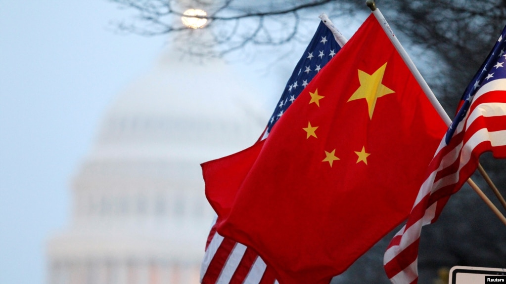 资料照：华盛顿街头飘扬的美中国旗，背景是美国国会大厦。
