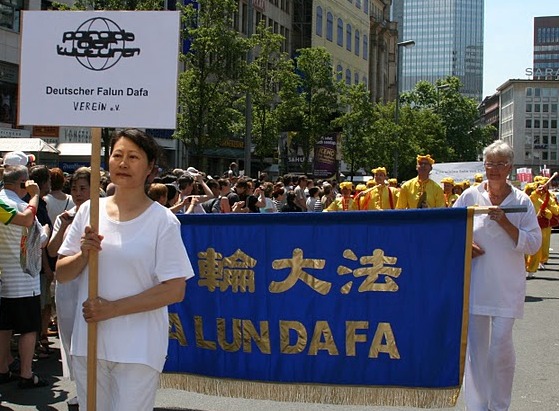 2010-7-6-falun-gong-frankfurt-626-01.jpg