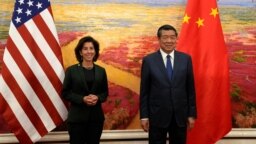 美国商务部长吉娜·雷蒙多（Gina Raimondo）与中国国务院副总理何立峰在北京人大会堂举行会晤。（2023年8月29日）