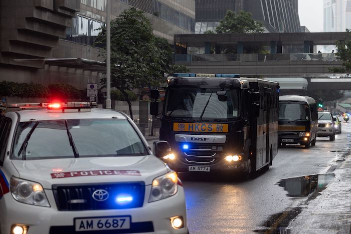 據信押送黎智英的囚車抵達香港灣仔法院大樓（24/11/2022）