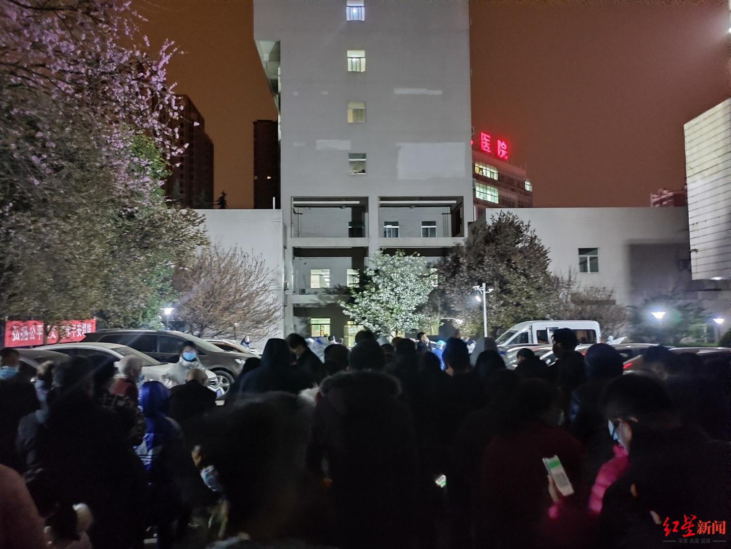 ▲今天凌晨接受核酸检测的现场 受访者供图