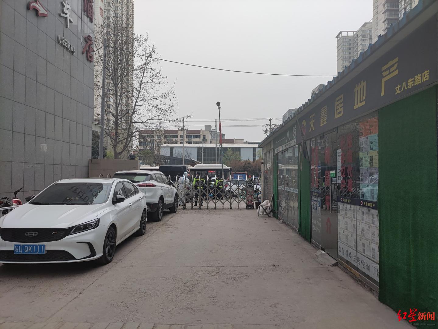 ▲最后一张是封闭的小区门口 受访者供图