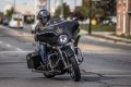 A man riding a motorcycle / Un motocycliste conduisant sa motocyclette