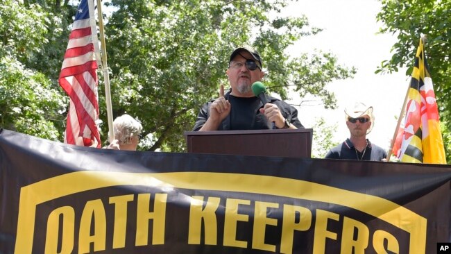 资料照片：反政府民兵组织“誓言守护者”(Oath Keepers)的创始人和领导人斯图尔特·罗兹(Stewart Rhodes)。