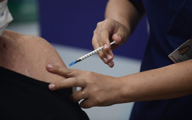 A heart transplant patients receives a fourth dose of the COVID-19 vaccine, at Sheba Medical Center in Ramat Gan, on December 31, 2021. (Tomer Neuberg/Flash90)