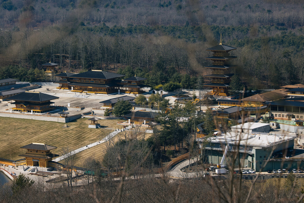 神韵在年轻表演者在龙泉寺接受训练，龙泉寺位于纽约州北部，占地约160公顷。