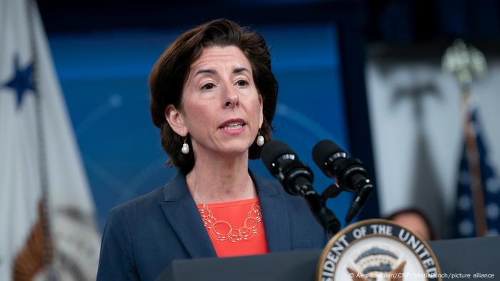 中国商务部长王文涛计划在华府会晤美国商务部长雷蒙多（Gina Raimondo，上图）。