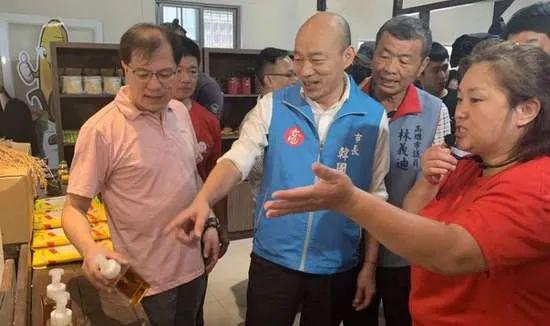 韩国瑜到旗山了解农村状况（图源：台媒）