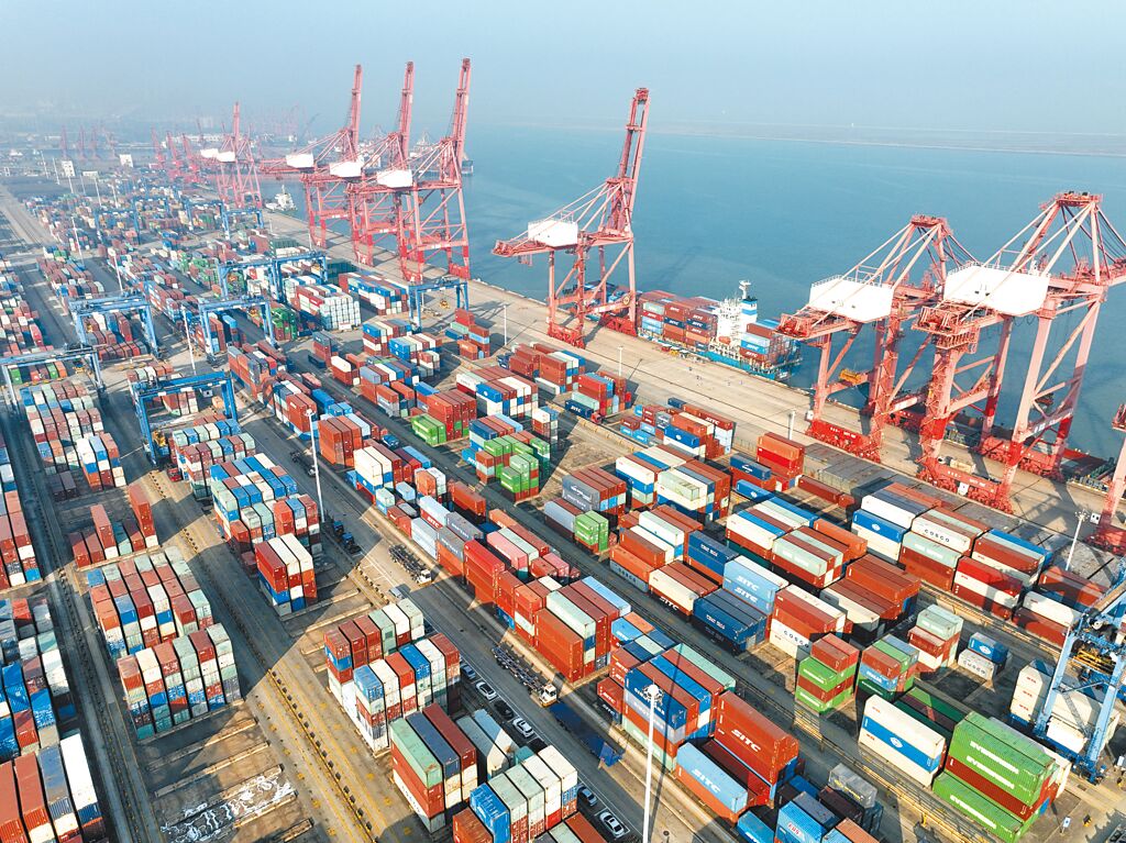 雖然去年上海封城、12月大陸調整防疫等，影響台灣對大陸出口，但去年台灣對大陸仍享有約1565億美元的貿易順差。圖為江蘇連雲港貨櫃碼頭裝卸作業區。（新華社）