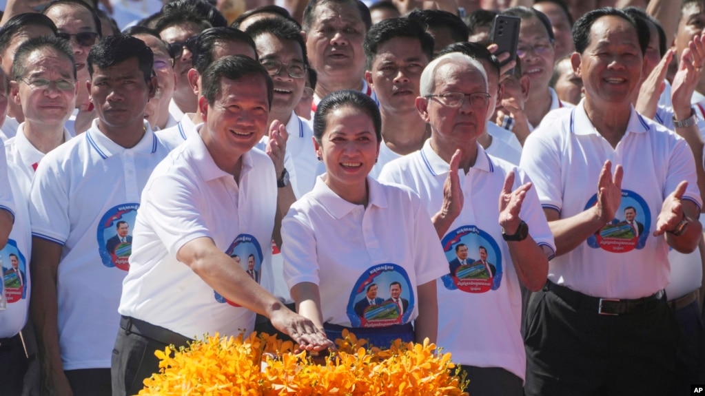 柬埔寨首相洪玛奈（前排左）在其妻子皮奇·占莫尼的陪同下，参加了中国资助的德崇富南运河的奠基仪式，并按下按钮。该运河将连接柬埔寨首都金边与南部海岸的戈公省。仪式于在柬埔寨干丹省的普列塔科村举行。（2024年8月5日）