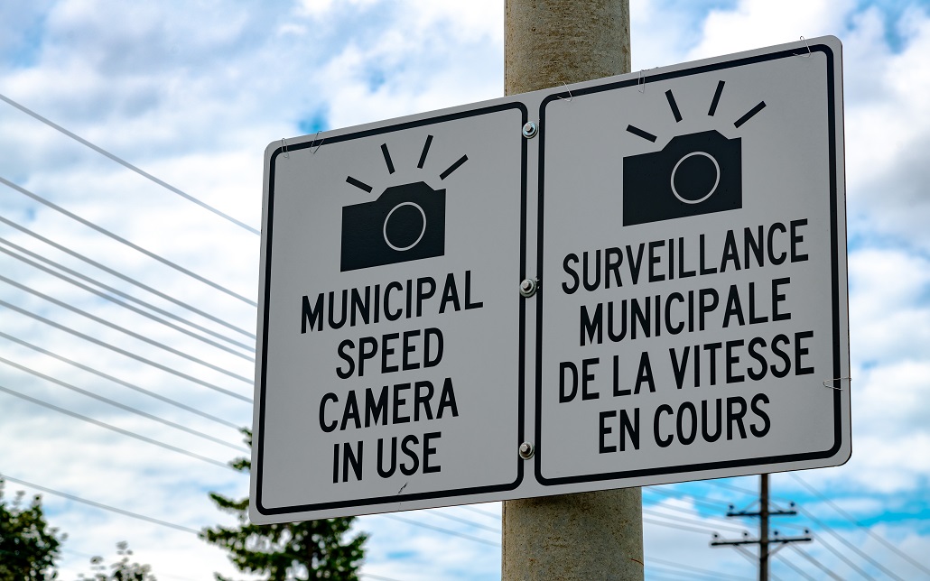 Sign:Municipal speed camera in use. Surveillance municipale de la vitesse en cours.