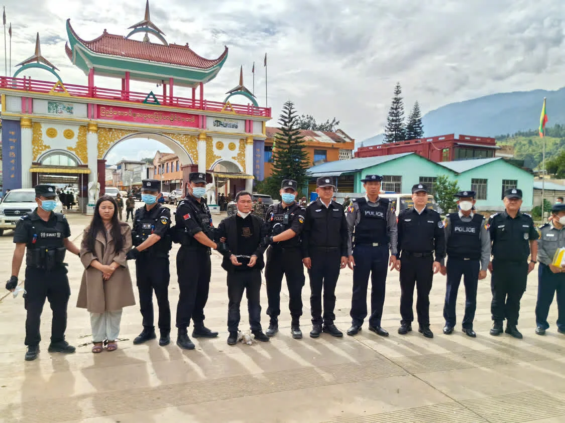 在云南临沧市镇康县南伞口岸向我方移交被抓获的明国平等人 图片来源：公安部刑侦局