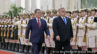 匈牙利总理奥尔班是唯一参加峰会的欧盟国家领导人，他在北京受到中国总理李强的迎接。匈牙利媒体上个月报道称，由中国提供融资并部分承建的连接布达佩斯和贝尔格莱德的匈塞铁路项目遇到困难，中国将停止提供资金。中国外长王毅本月早些时候对匈牙利外长表示，该项目将按计划继续实施。该铁路全长352公里，计划于2025年完工。