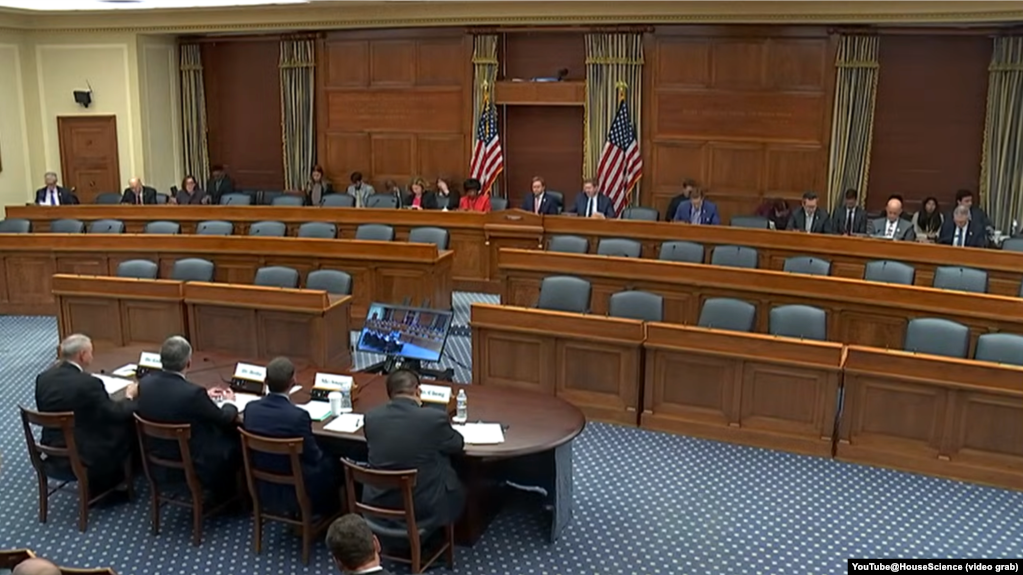美国众议院一个小组委员会就中国太空项目及其对美国领导力可能构成的威胁举行听证会。(2025年12月4日)