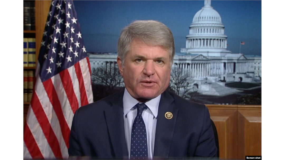 资料照片:美国国会共和党联邦众议员麦考尔2021年8月接受美国之音专访。 资料照片:美国国会共和党联邦众议员麦考尔2021年8月接受美国之音专访。