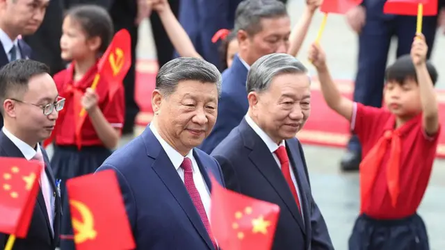 越南共产党总书记苏林(右)在河内主席府举行欢迎仪式,接见中国国家主席习近平。两人均身着深色西装,周围的孩子挥舞着越南国旗(2025年4月14日) 越南共产党总书记苏林(右)在河内主席府举行欢迎仪式,接见中国国家主席习近平。两人均身着深色西装,周围的孩子挥舞着越南国旗(2025年4月14日)
