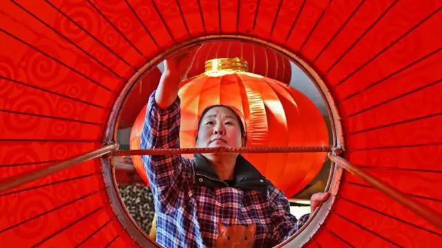 一名工人在中国山东省烟台市的一家工厂生产灯笼(2024年1月8日) 一名工人在中国山东省烟台市的一家工厂生产灯笼(2024年1月8日)