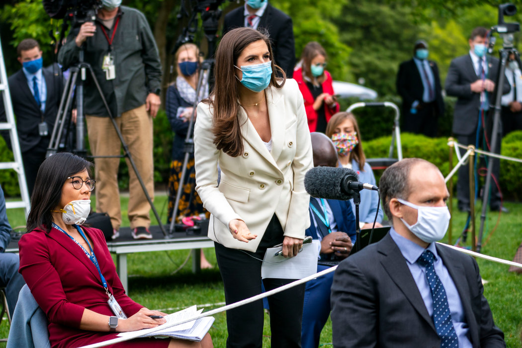 5月,CBS驻白宫记者江惟嘉(左一)提出质疑,为何在回答有关病毒死亡率的问题时,特朗普建议她“去问中国”。 5月,CBS驻白宫记者江惟嘉(左一)提出质疑,为何在回答有关病毒死亡率的问题时,特朗普建议她“去问中国”。