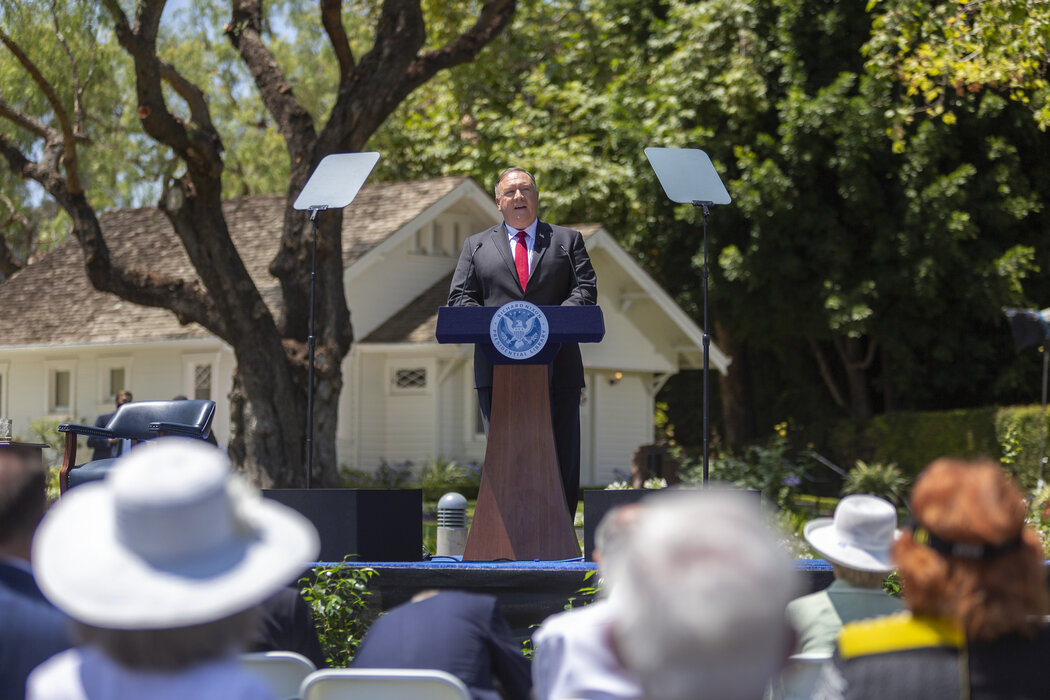 在7月的一次演讲中,美国国务卿迈克·庞皮欧表示美国应区别对待中国人与中国共产党,并称“不信任与核查”应该是美中关系的基础。 在7月的一次演讲中,美国国务卿迈克·庞皮欧表示美国应区别对待中国人与中国共产党,并称“不信任与核查”应该是美中关系的基础。