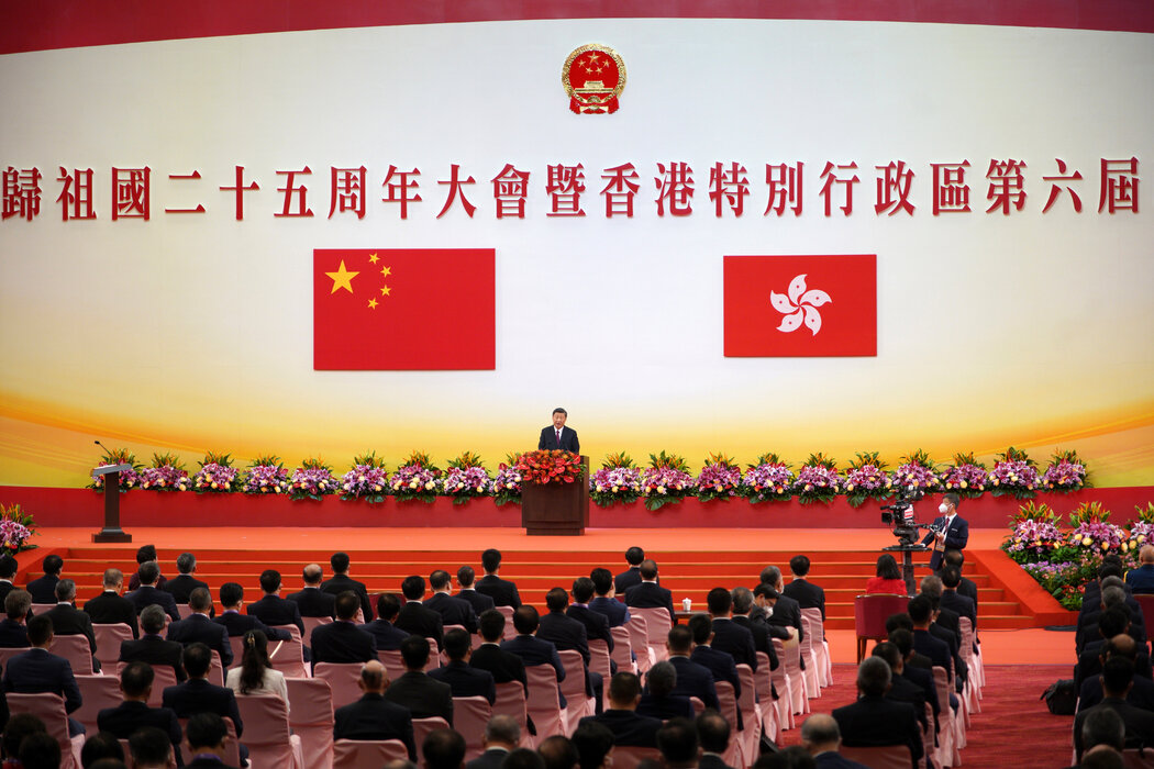 中国领导人习近平在2022年在香港新任领导人李家超就职仪式上发表讲话。习近平一直关注香港的住房短缺问题。 中国领导人习近平在2022年在香港新任领导人李家超就职仪式上发表讲话。习近平一直关注香港的住房短缺问题。