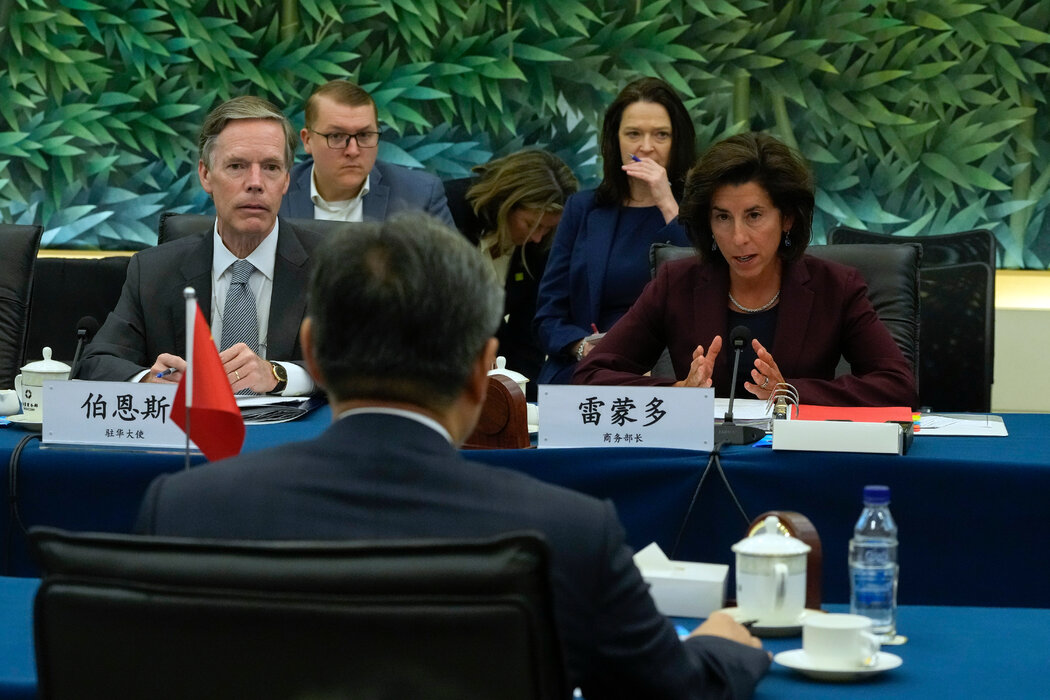 美国商务部长雷蒙多周一在北京与中国官员见面。 美国商务部长雷蒙多周一在北京与中国官员见面。